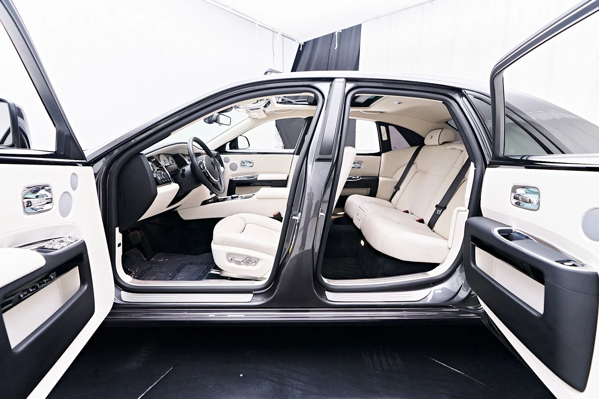 mph041_2466059199_Used_2017_Rolls_Royce_Ghost_Base_1743559500_0c6b8228a0