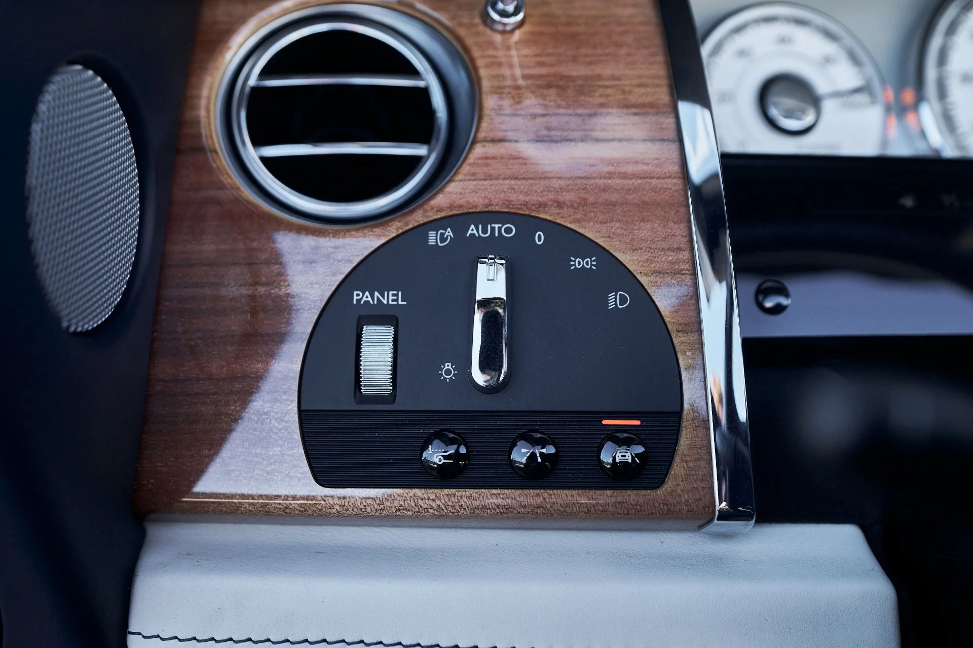 mph041_2476559674_Used_2018_Rolls_Royce_Dawn_1764124404_f06287f3e0