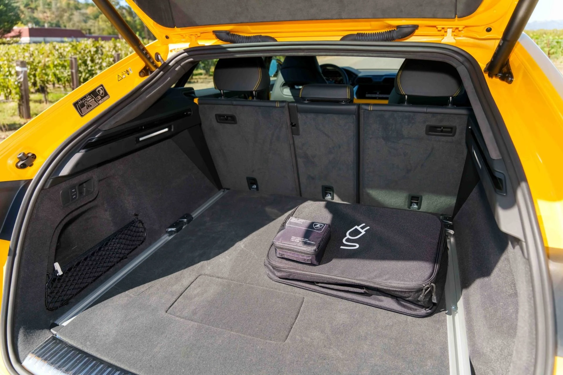 mph041_2505406126_Used_2025_Lamborghini_Urus_SE_1759793251_3fe919668f