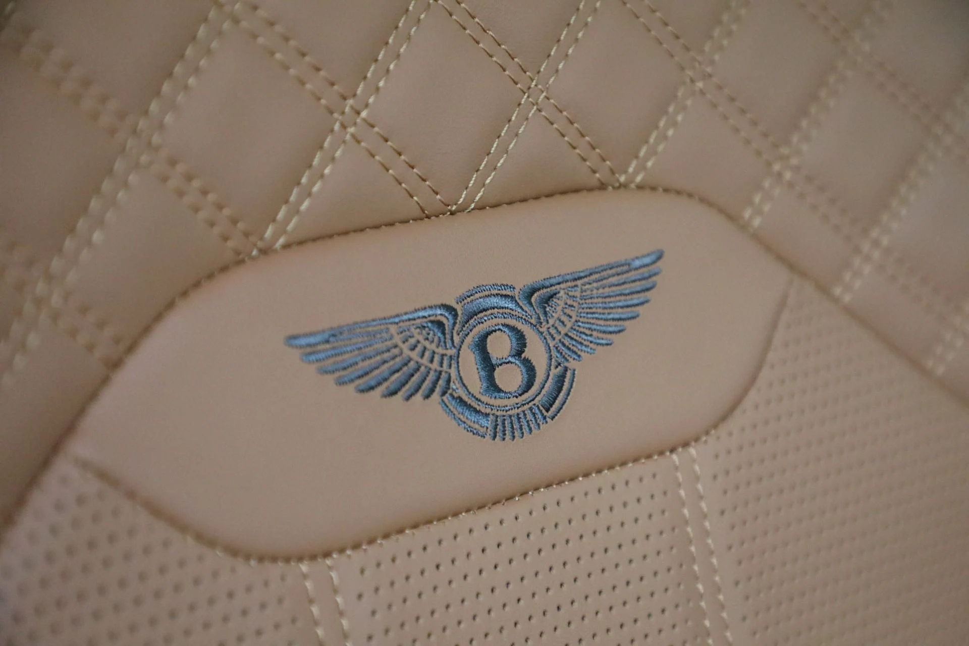 mph041_2523616374_Used_2023_Bentley_Bentayga_S_V8_59a17bd53d