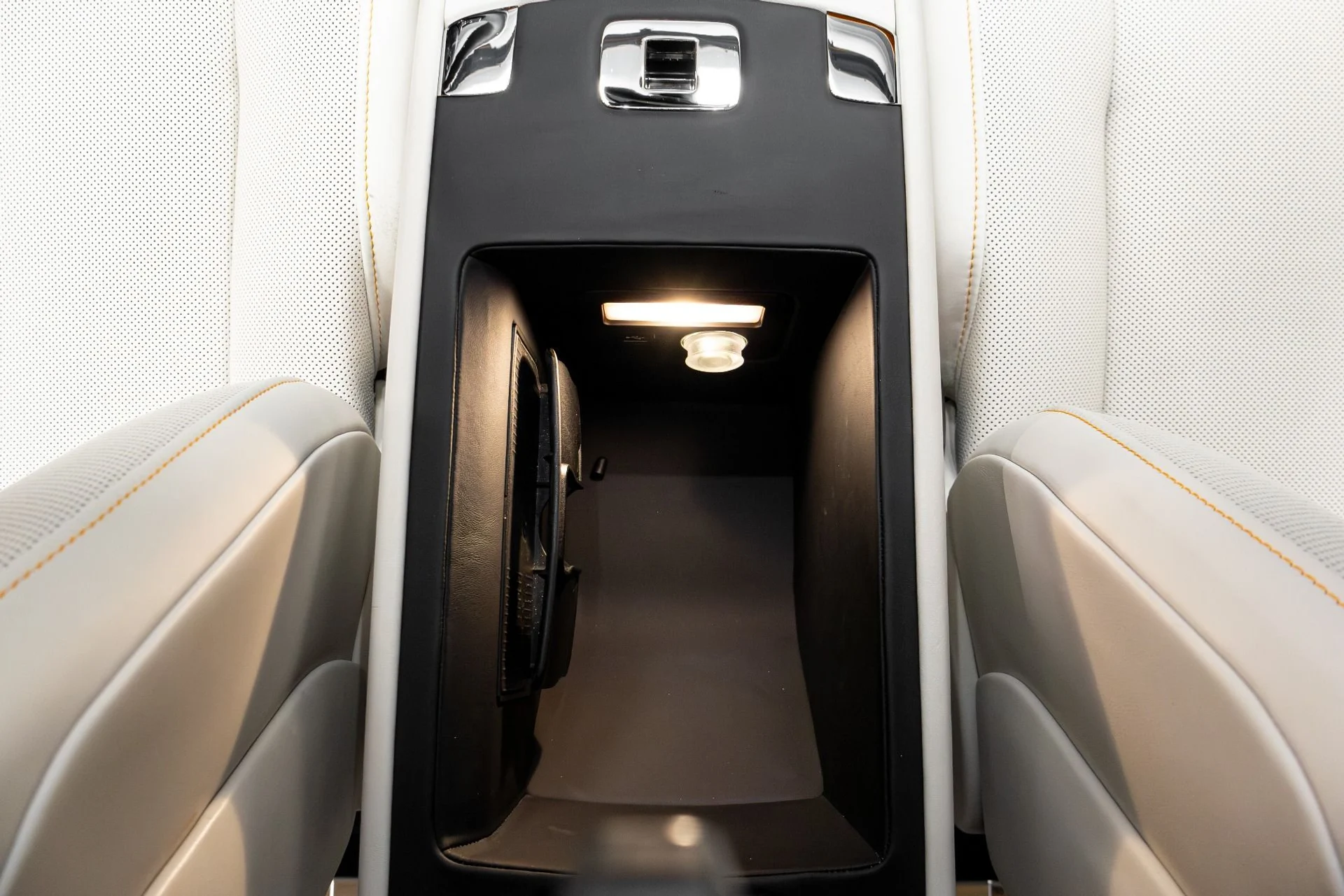 mph041_2540512297_Used_2019_Rolls_Royce_Phantom_1770350910_3efaea36aa