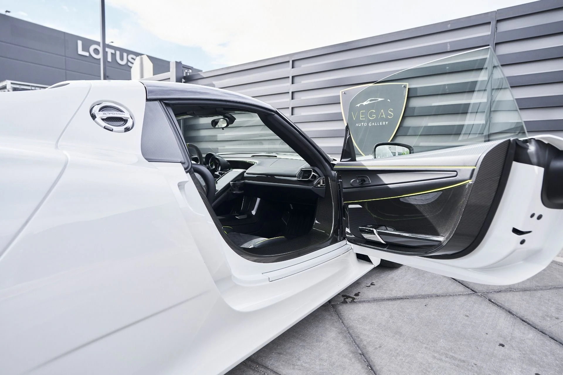 mph041_2548294322_Used_2015_Porsche_918_Spyder_w_Weissach_Package_1764874366_5a299ec539