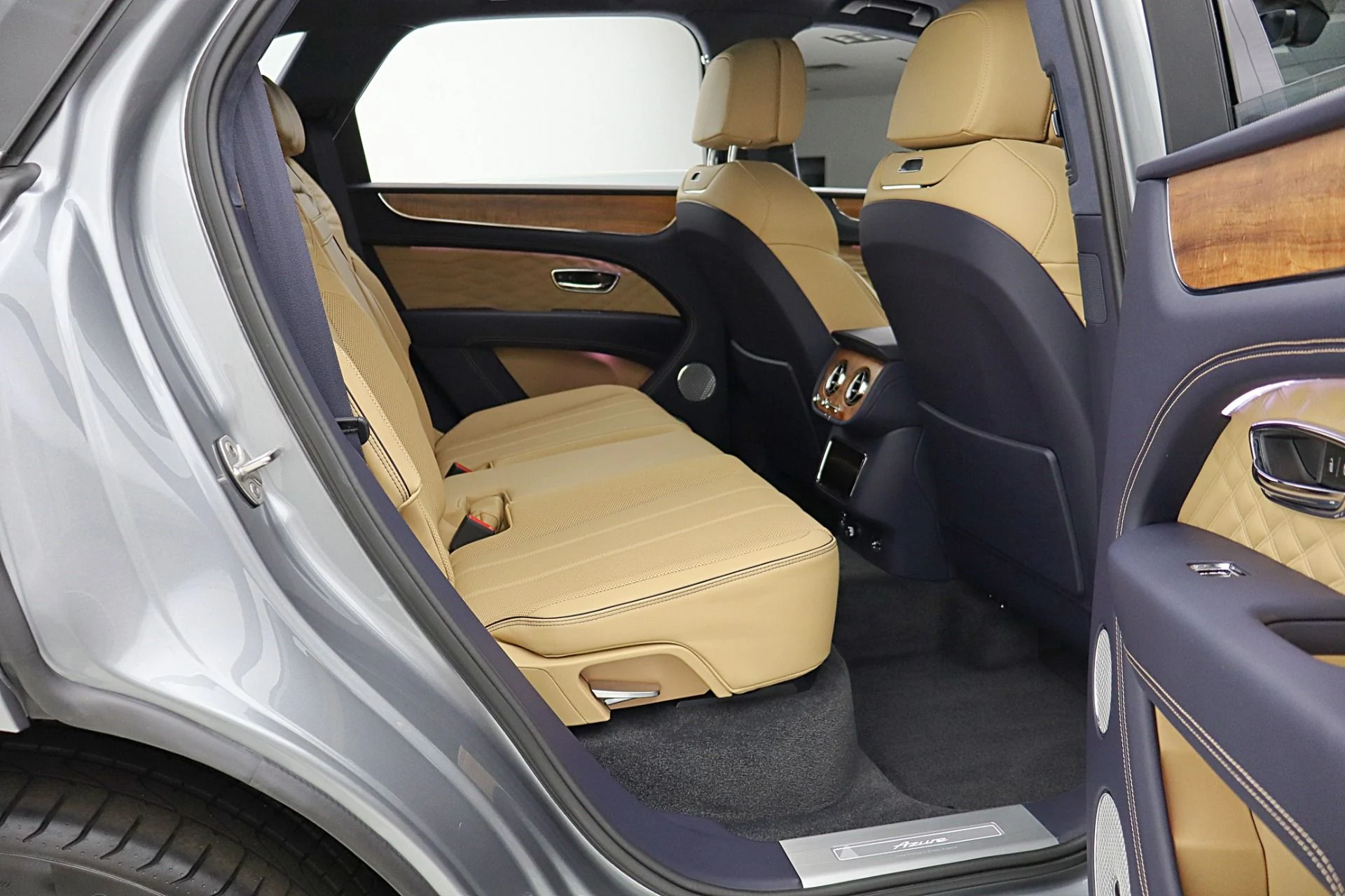 mph041_2552686900_Used_2025_Bentley_Bentayga_Azure_V8_LEASE_OPTIONS_AVAILABLE_32f7bc94e4
