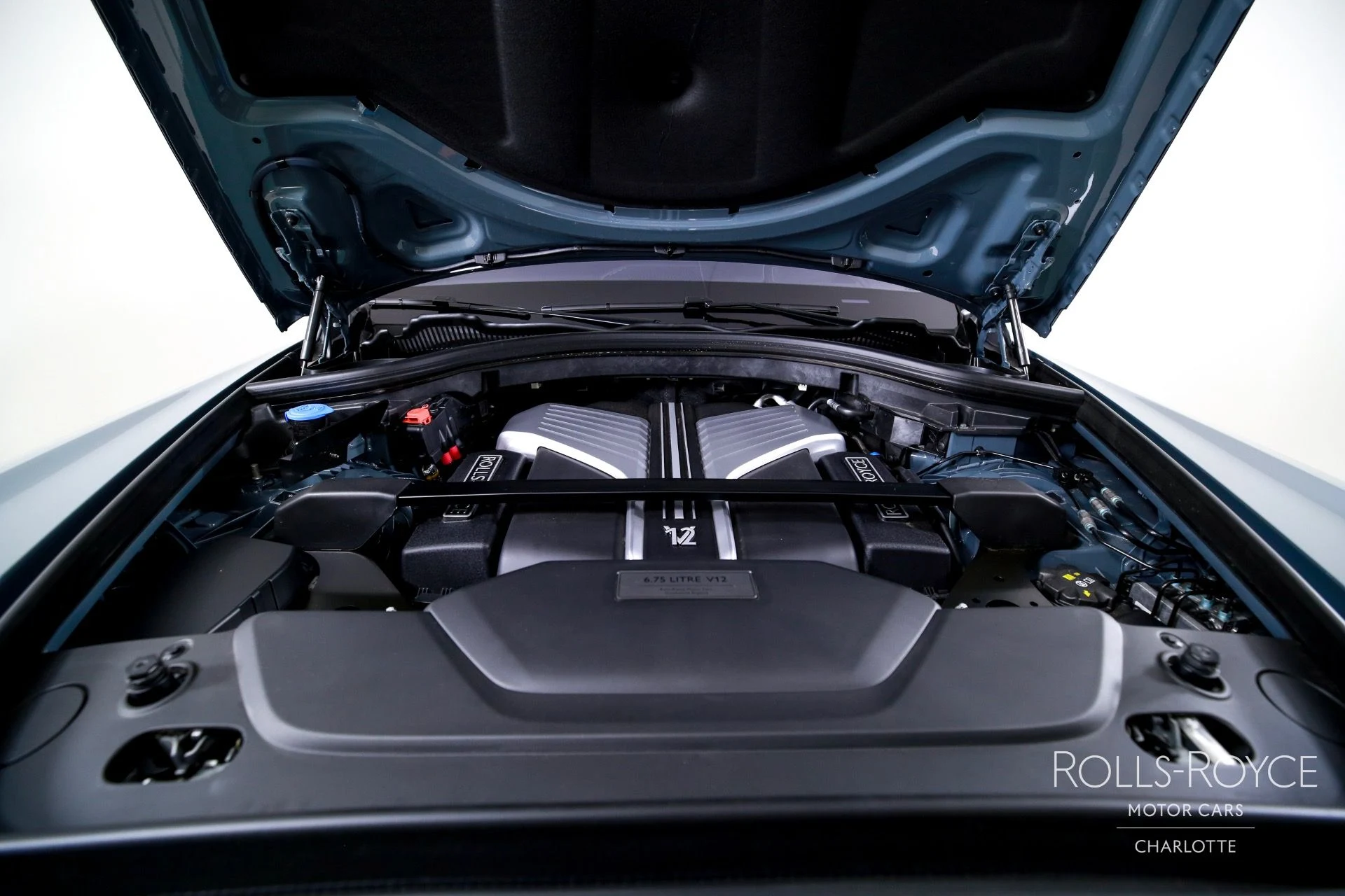 mph041_2569108008_Used_2025_Rolls_Royce_Cullinan_1759510735_5554345990