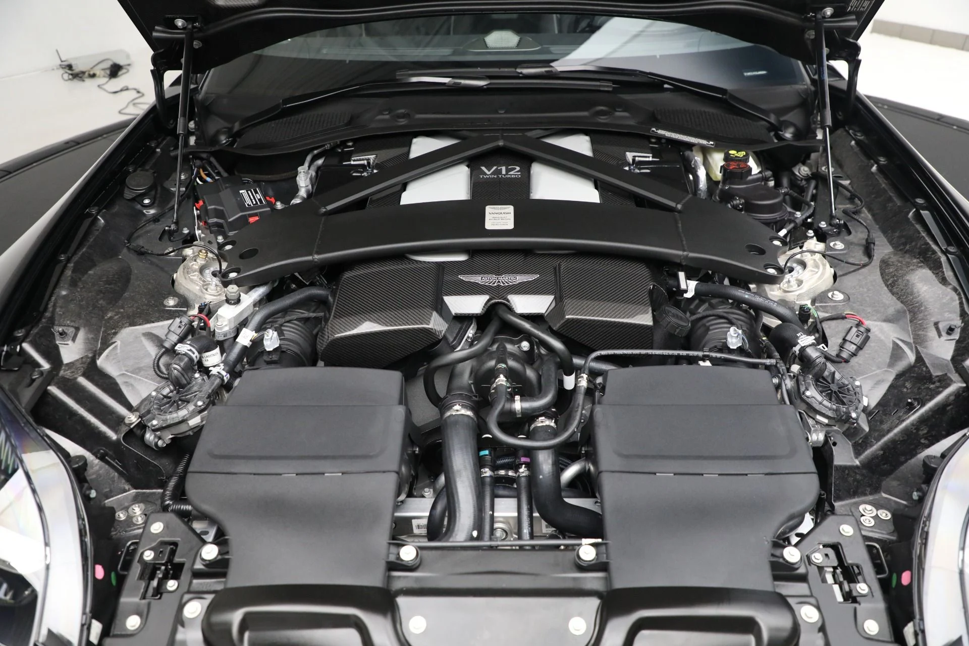 mph041_2639221715_New_2025_Aston_Martin_Vanquish_8970afae9e