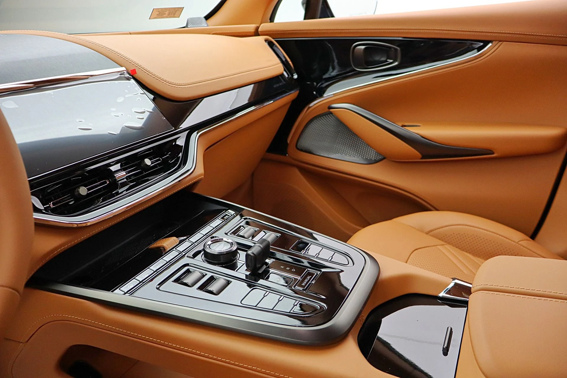 mph041_2646761787_New_2026_Aston_Martin_DBX_S_44f982a00f