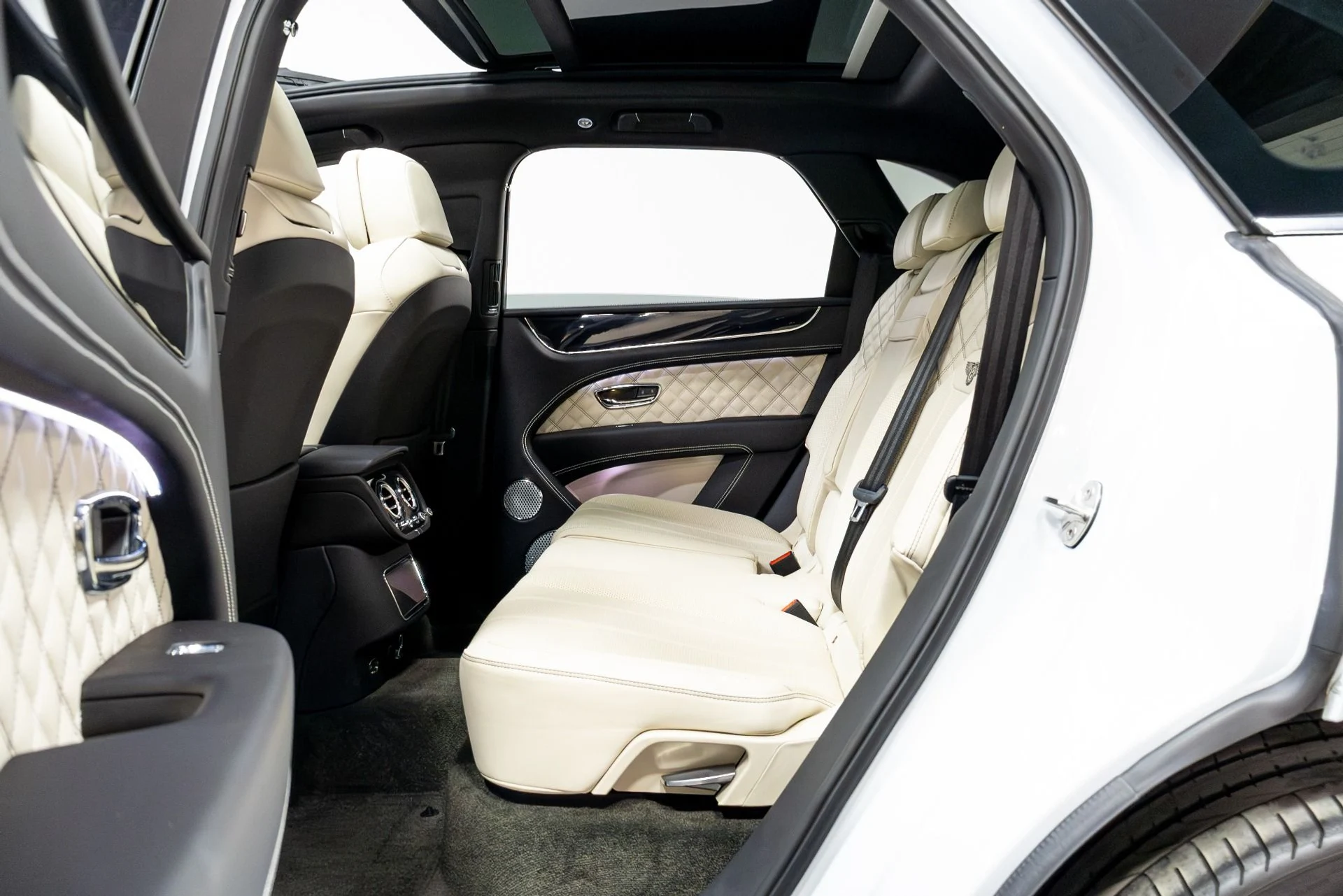 mph041_2650901711_Used_2021_Bentley_Bentayga_V8_First_Edition_1774291657_f6f4f72e0b