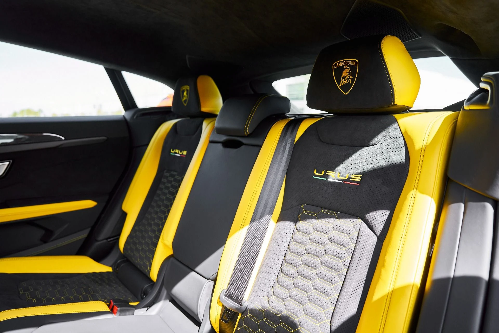 mph041_2658221331_Used_2021_Lamborghini_Urus_Pearl_Capsule_1772843512_3606a6aa56