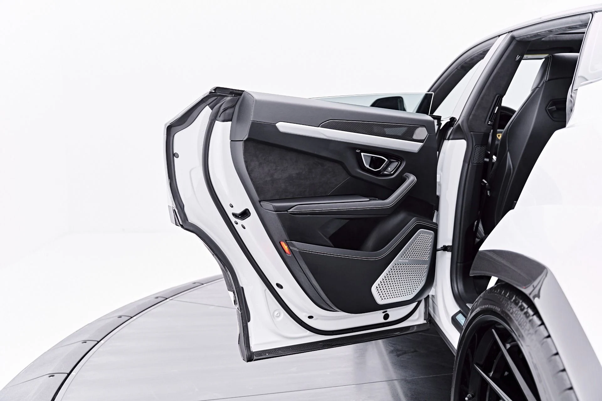 mph041_2711305989_Used_2021_Lamborghini_Urus_1787967120_34b03798cb