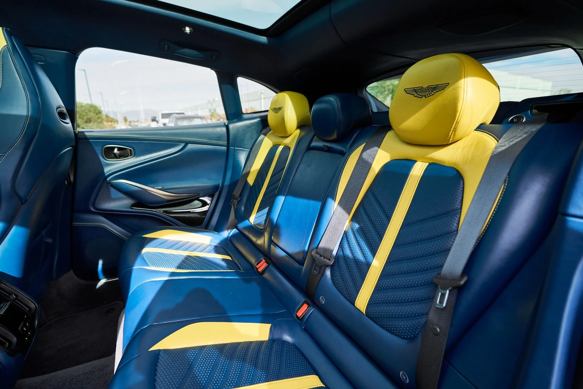 mph041_2722110301_Used_2023_Aston_Martin_DBX_707_1762900374_de6ec15ed8