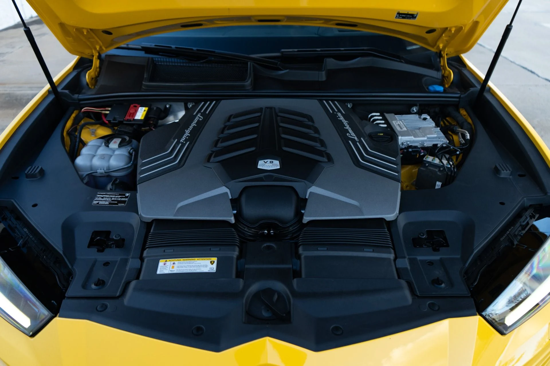 mph041_2730760361_Used_2021_Lamborghini_Urus_1770744627_5c1143a859