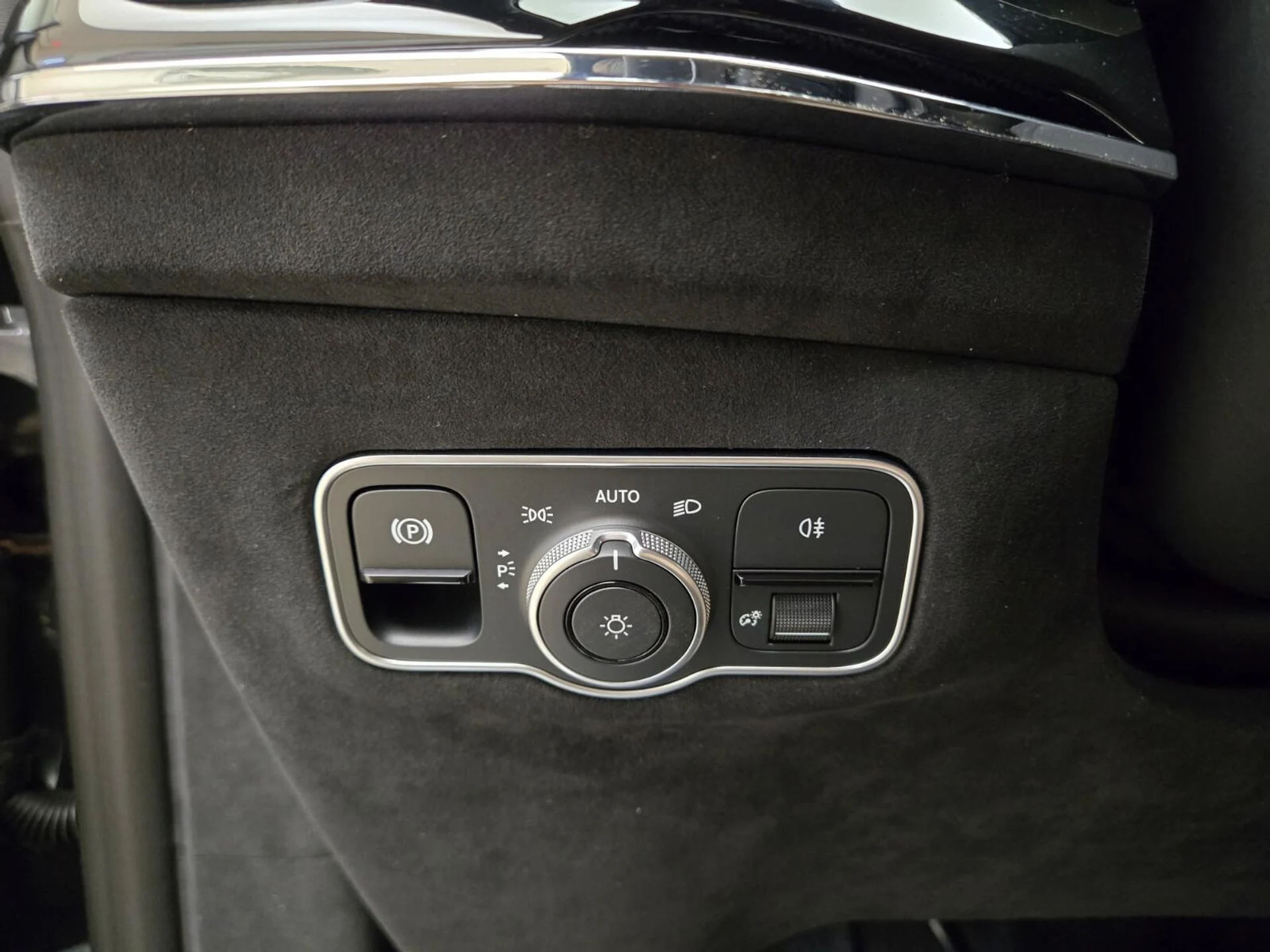 mph041_2758163307_New_2026_Aston_Martin_DBX_S_1776143679_f8bda27230