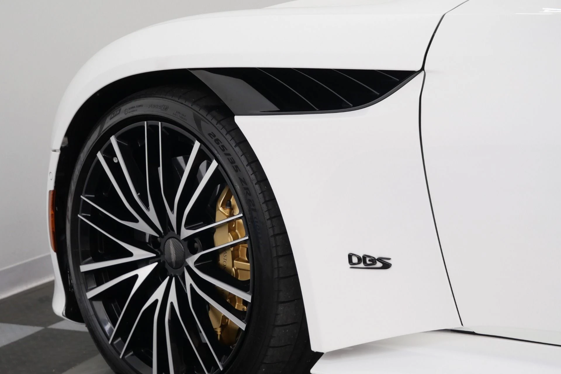mph041_2780892685_Used_2022_Aston_Martin_DBS_Superleggera_Volante_715_Horsepower_Low_Miles_Two_Tone_Interior_1780071319_32656e286b