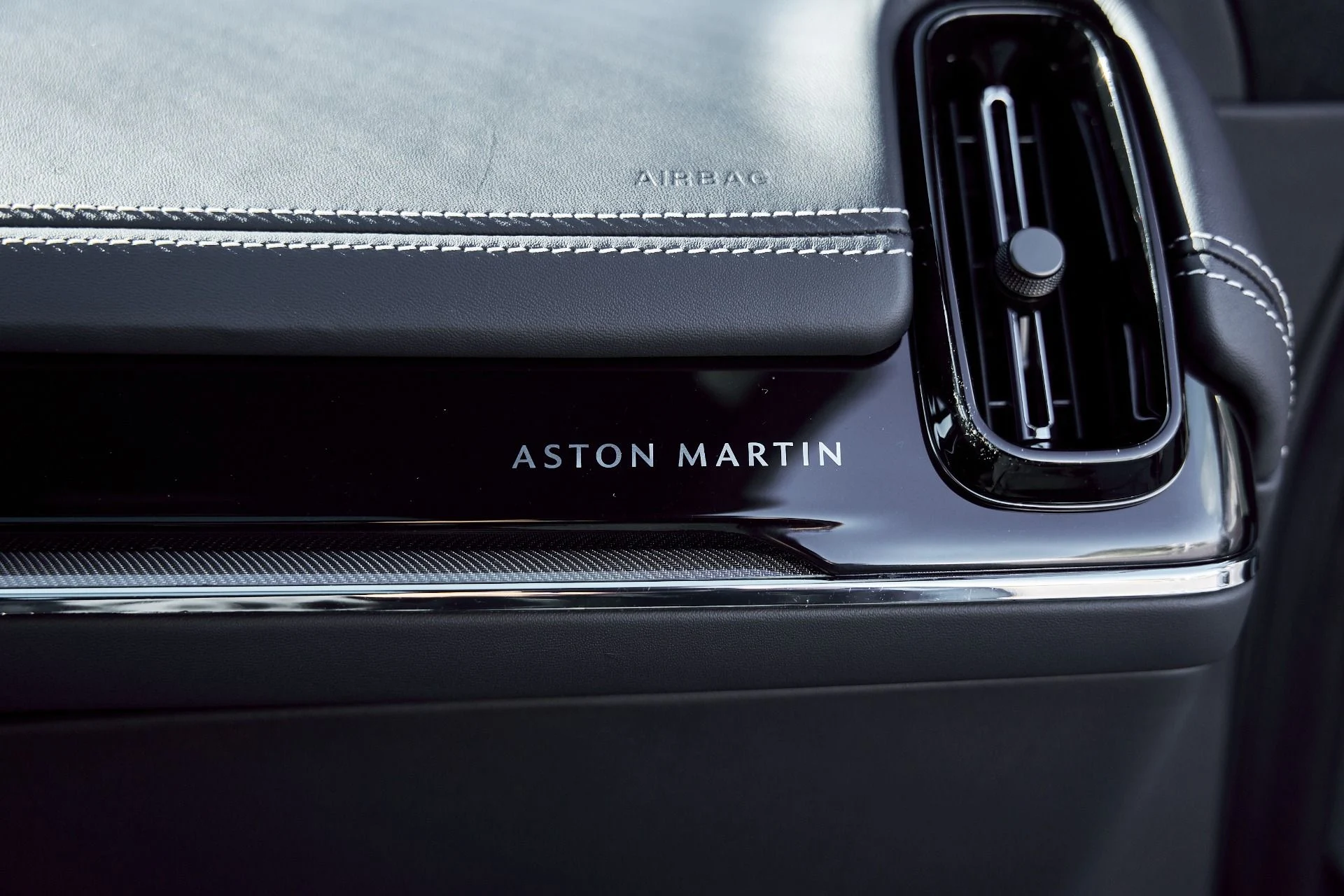 mph041_278916517_Used_2025_Aston_Martin_DBX_707_1767063206_a10023a3e9