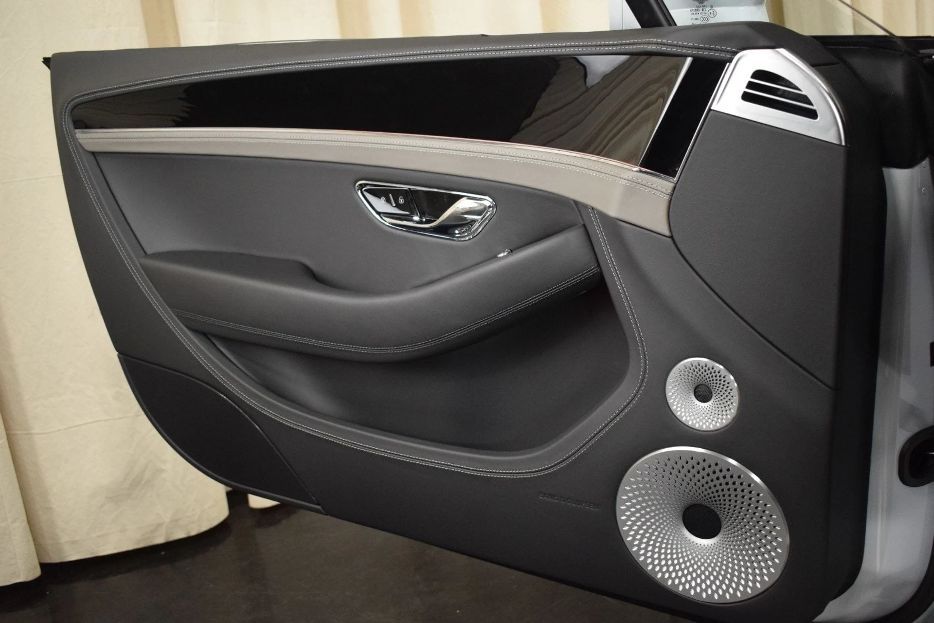 mph041_2818048296_a186e8bf5ad47d48aab15a0838946b27x_ddc67c1aed