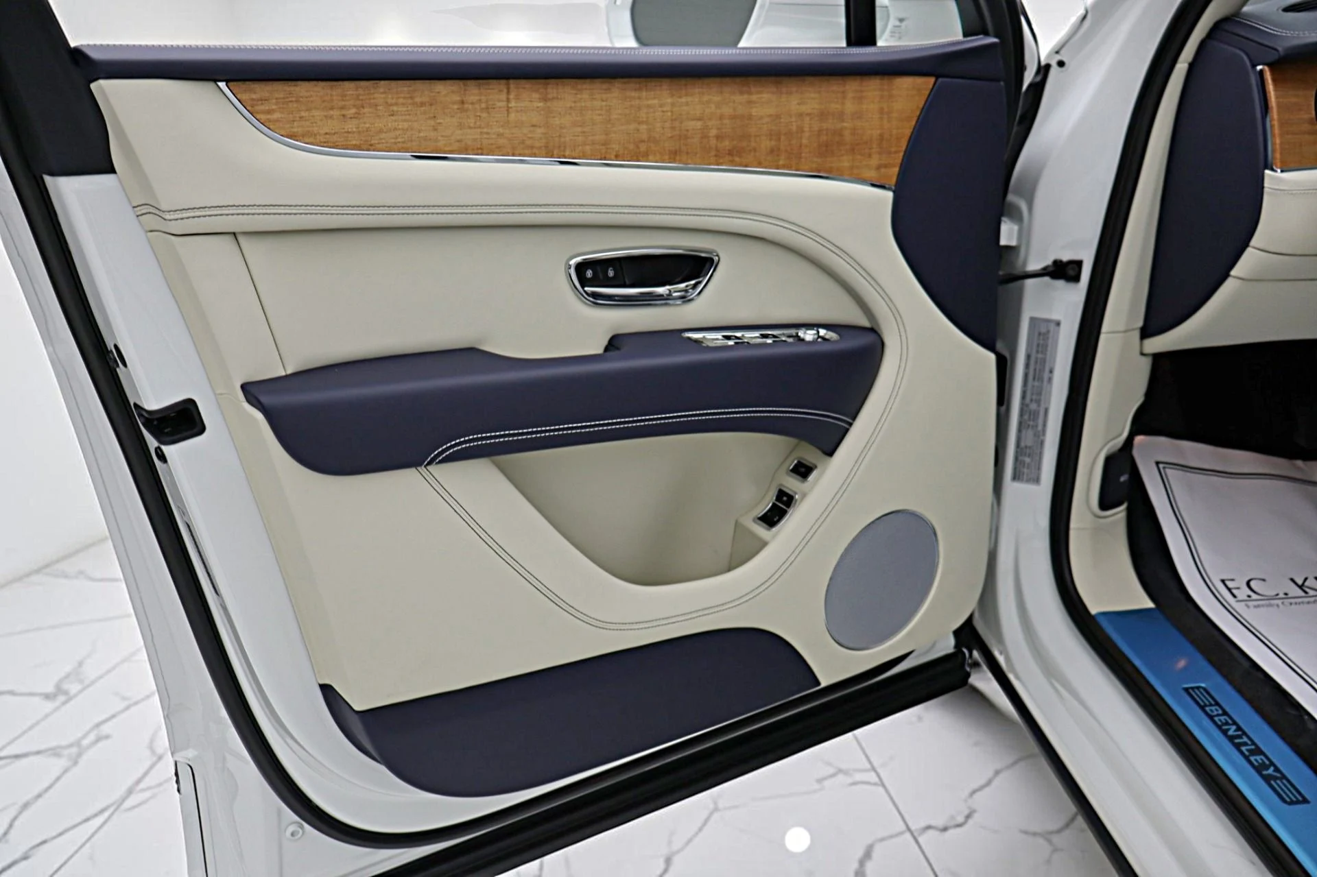 mph041_2851115666_New_2026_Bentley_Bentayga_EWB_V8_14efe70f4c