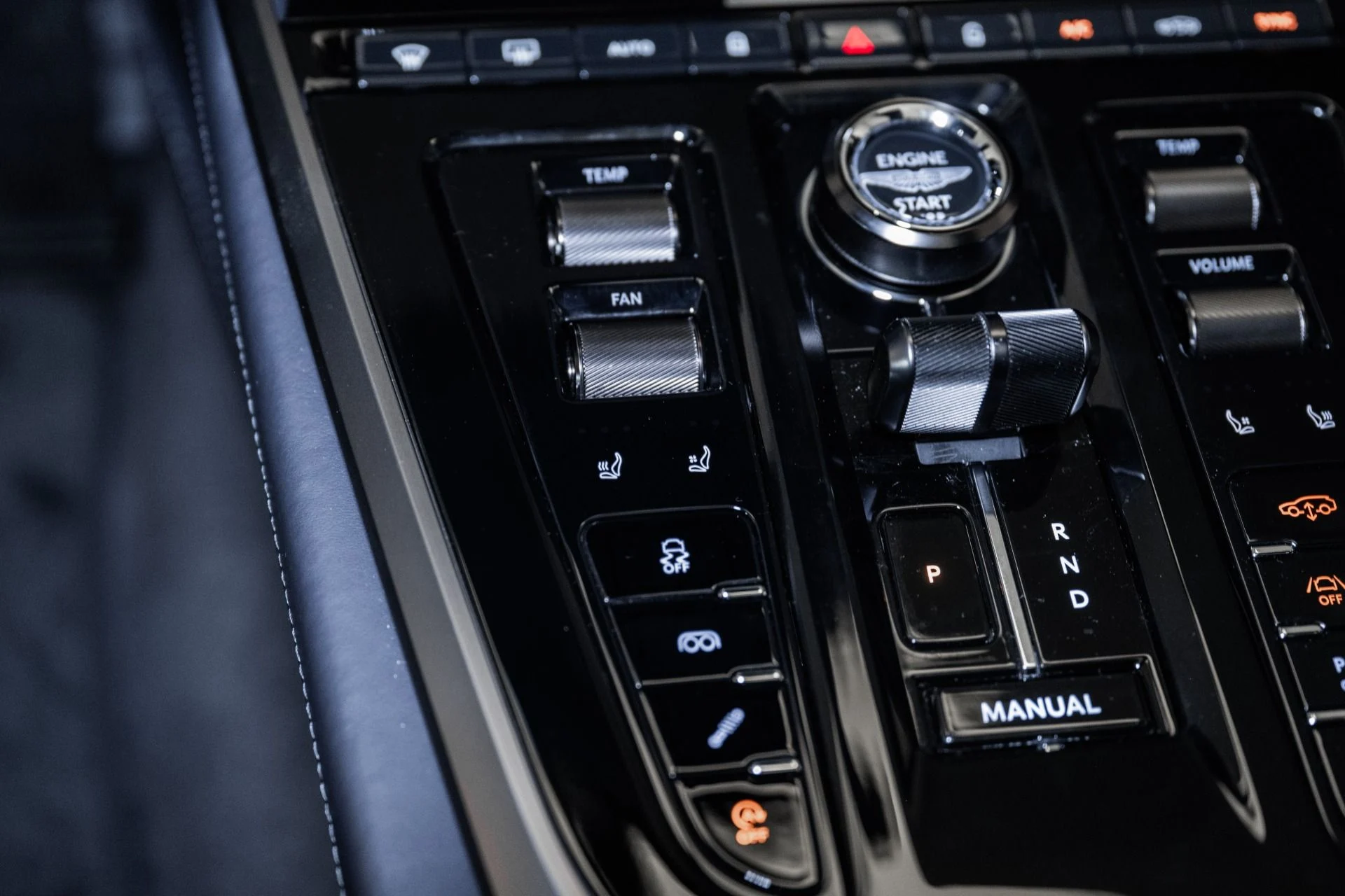 mph041_2868055607_Used_2025_Aston_Martin_DBX_707_1754709382_f6781406ef