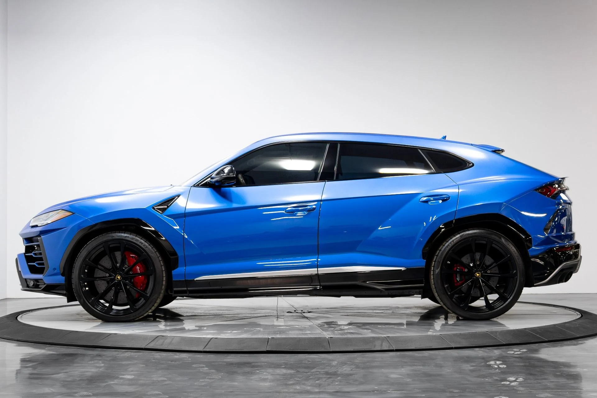 mph041_2868448729_Used_2019_Lamborghini_Urus_1772123275_3ede490d3b