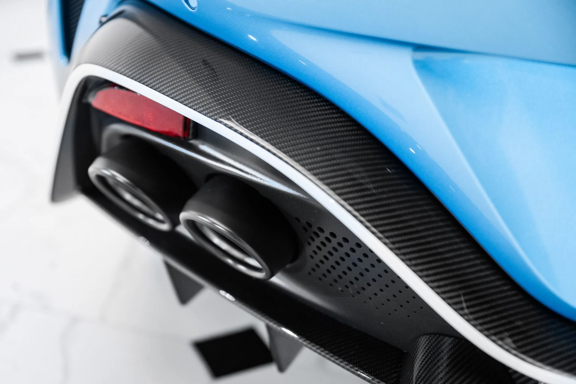 mph041_2878056198_Used_2025_Aston_Martin_Vantage_Coupe_1741617065_7f82573607