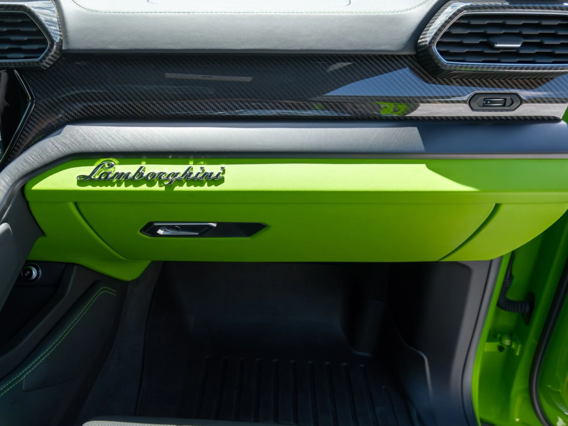 mph041_2953389504_Used_2024_Lamborghini_Urus_S_1775489534_3be0bfabd5