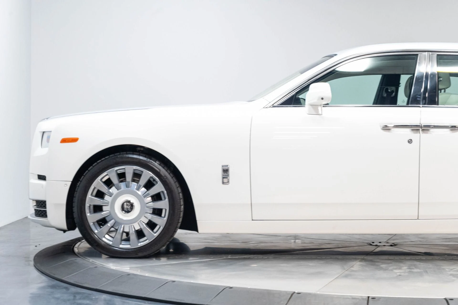 mph041_2956704847_Used_2019_Rolls_Royce_Phantom_1784063951_61bfa08649
