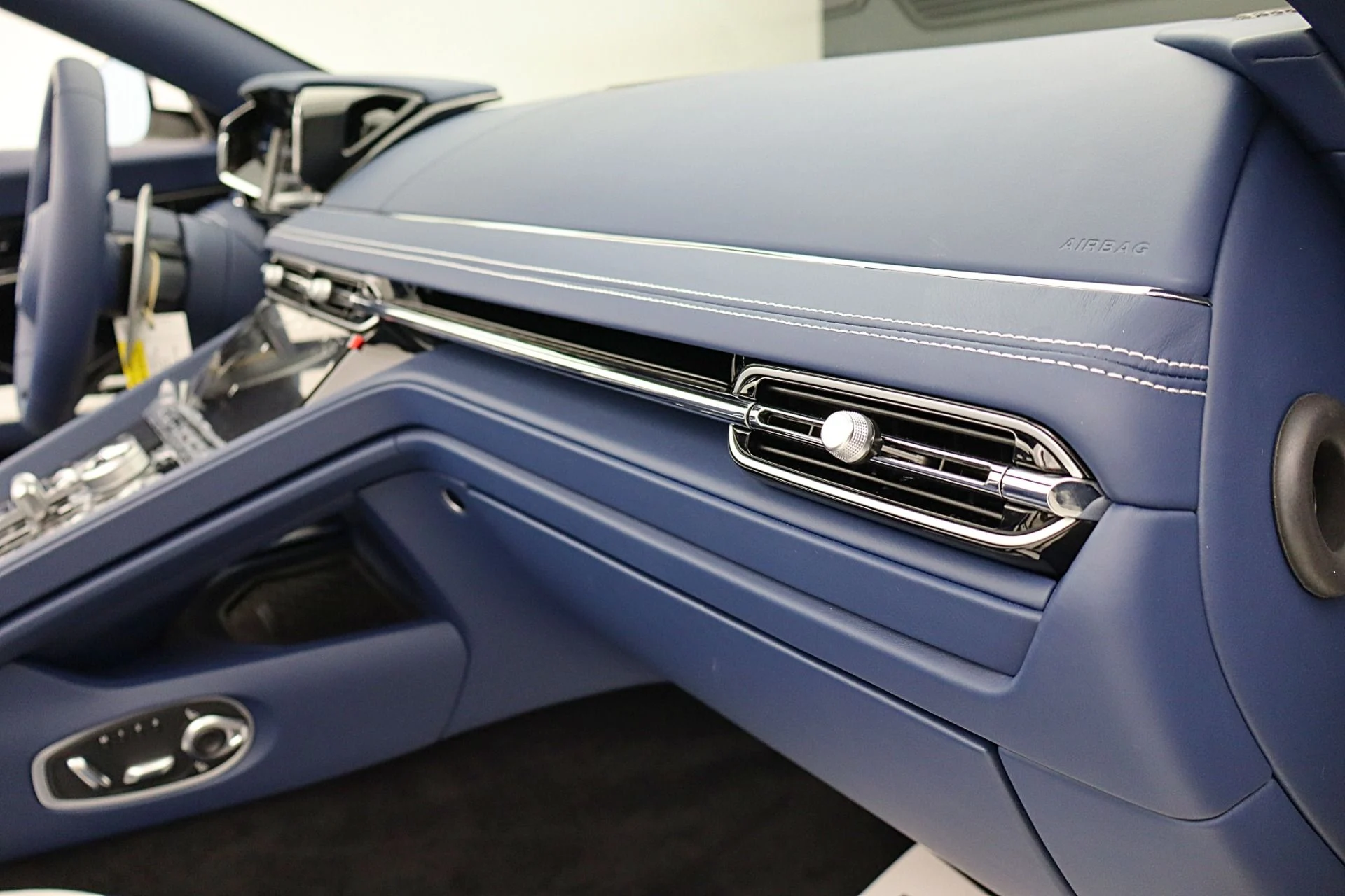 mph041_2959719350_New_2026_Aston_Martin_DB_12_S_Volante_a0b463aab8