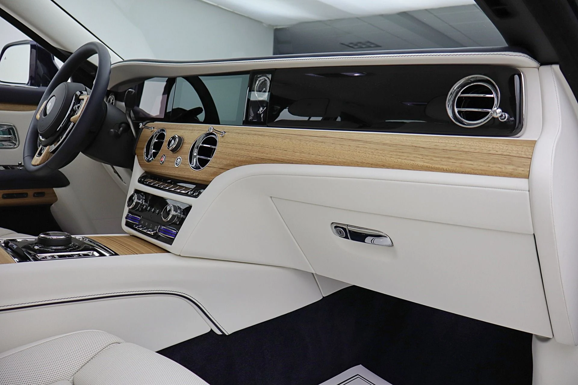 mph041_29597821_New_2025_Rolls_Royce_Ghost_LEASE_OPTIONS_AVAILABLE_95b364eaae