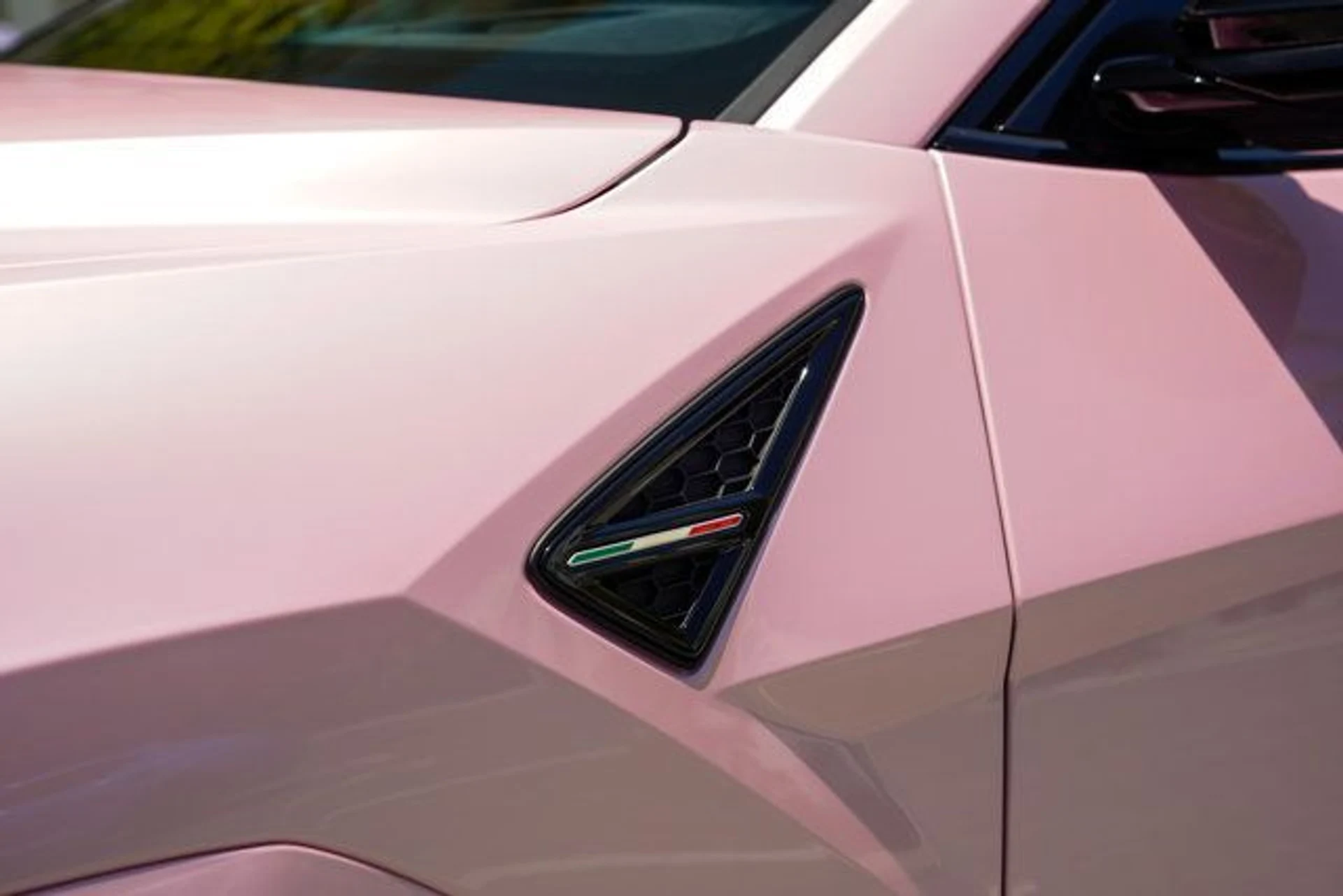 mph041_3058776217_used_2021_lamborghini_urus_awd_14354_22713615_42_640_67a6e73eec