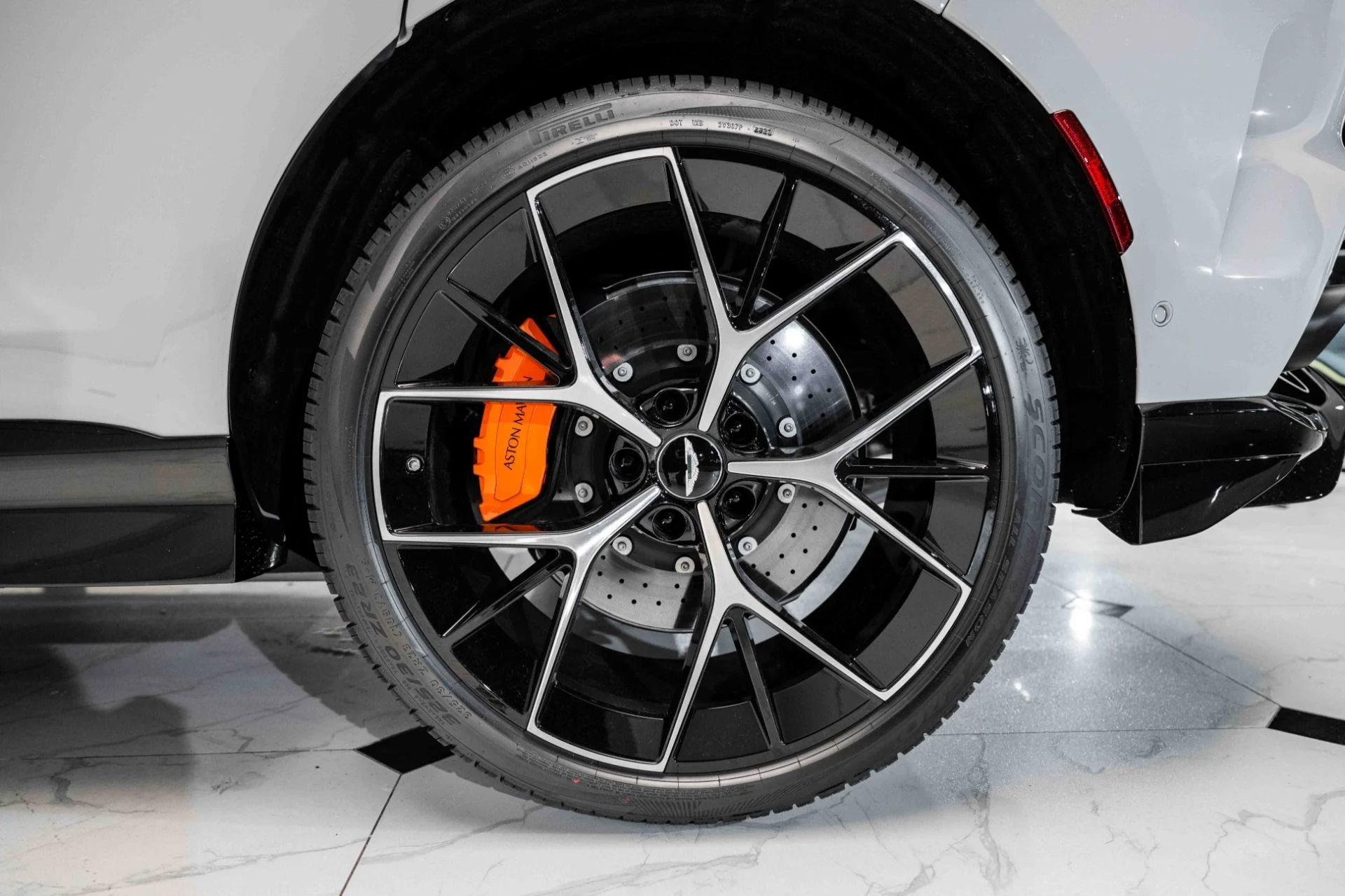 mph041_3064221824_Used_2024_Aston_Martin_DBX_707_1701892795_cc93573c5b