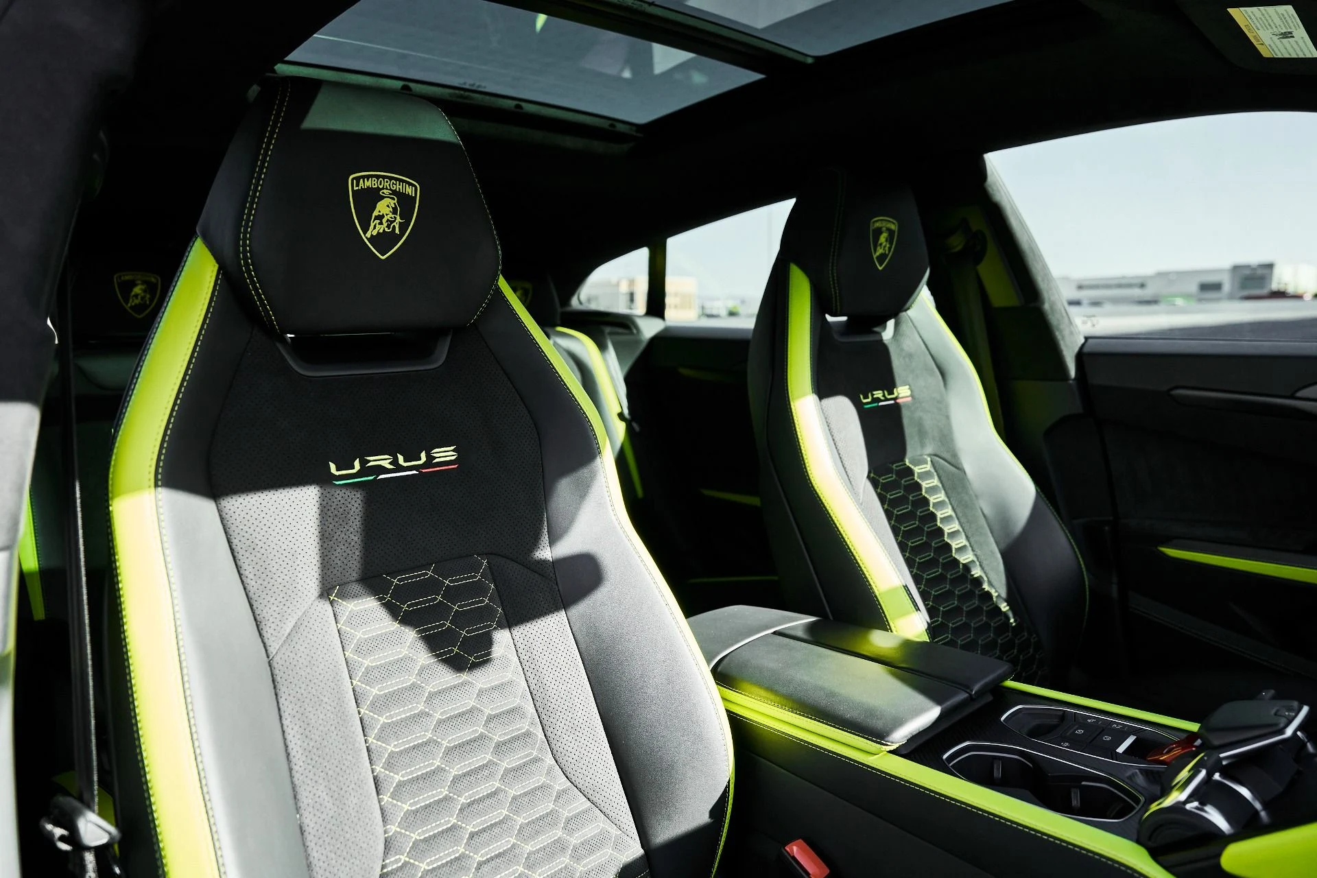 mph041_3064832621_Used_2022_Lamborghini_Urus_1774548622_9c5e06383e