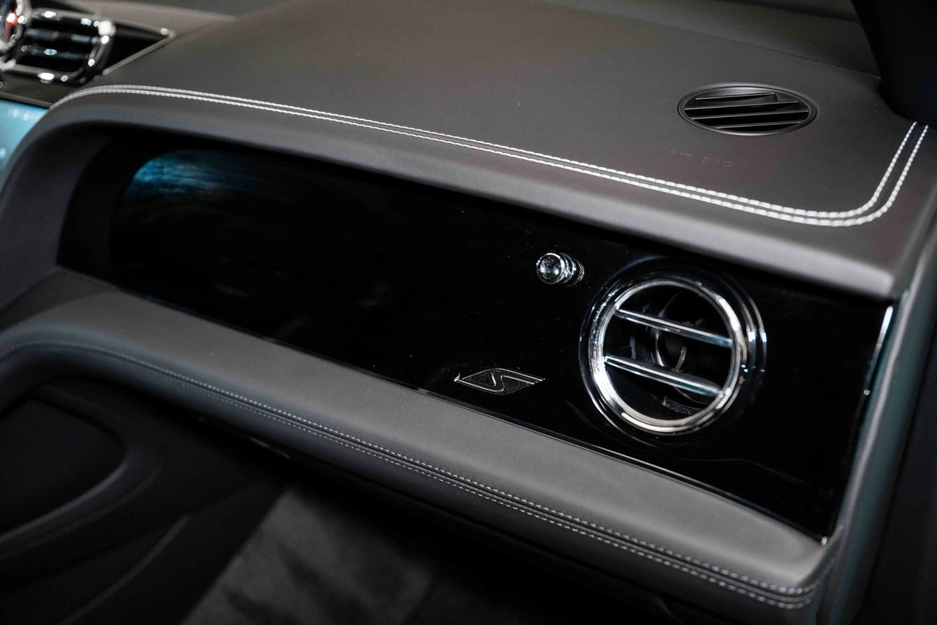 mph041_3136397665_Used_2024_Bentley_Bentayga_S_V8_1759780354_81023befdc