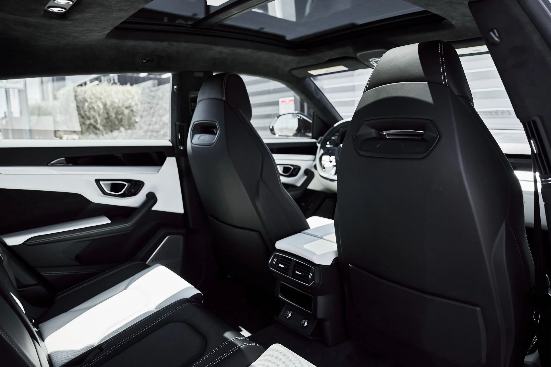 mph041_3151862676_Used_2019_Lamborghini_Urus_Base_1776301866_2395de5d2d