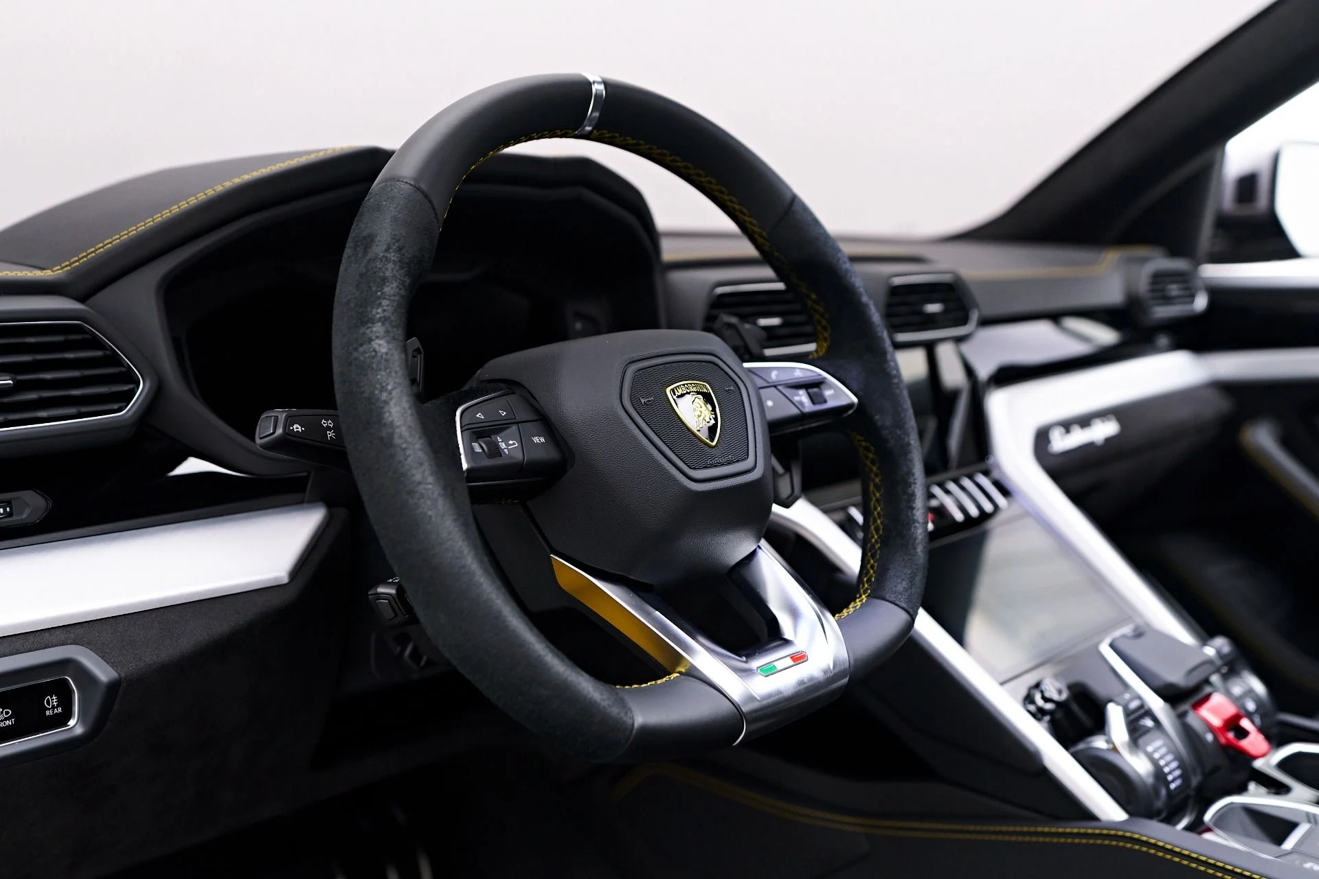 mph041_3152713339_Used_2021_Lamborghini_Urus_Base_1758751764_fff2f99c95