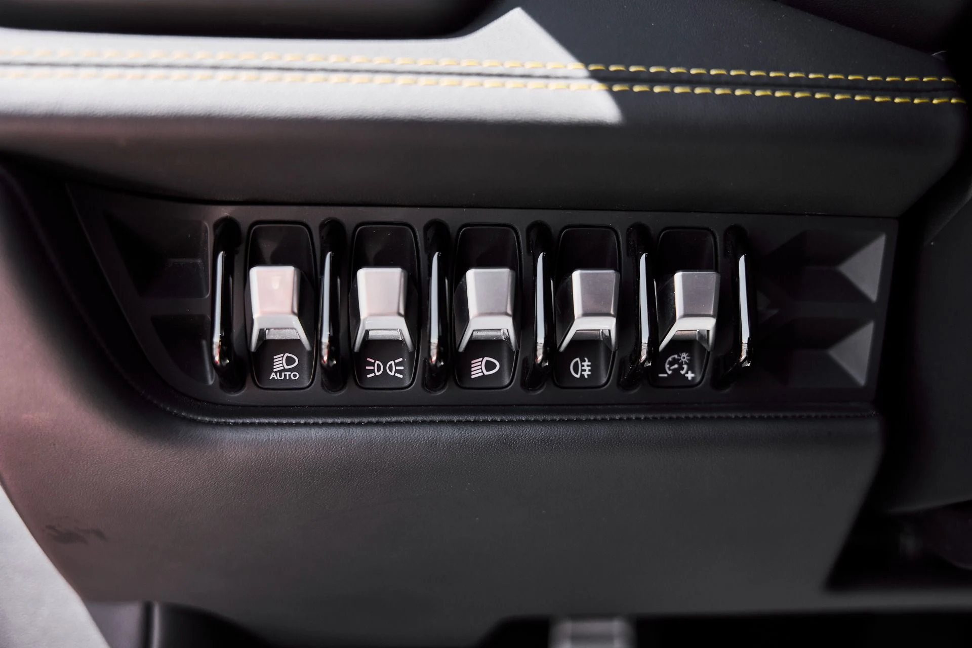 mph041_319778020_Used_2023_Lamborghini_Huracan_EVO_Base_1776733443_dd0edc0cfb