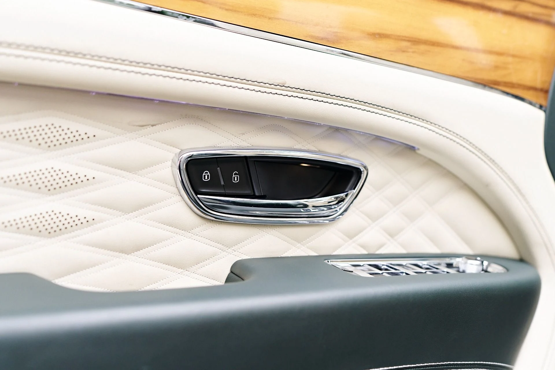 mph041_3287657836_Used_2023_Bentley_Bentayga_EWB_1754782446_3098828be1