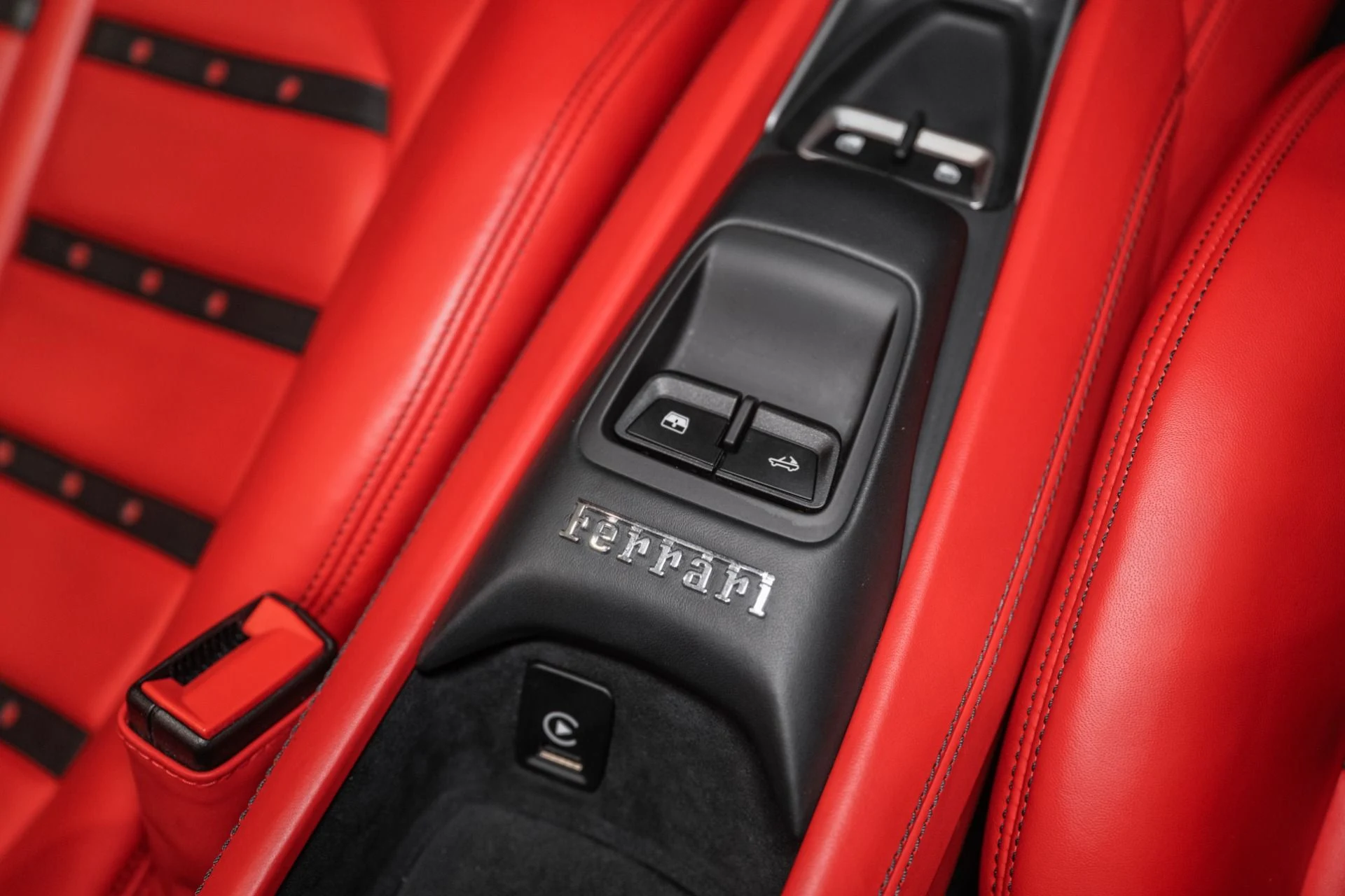 mph041_3298143864_Used_2021_Ferrari_F8_Spider_1788191759_a4b543af12