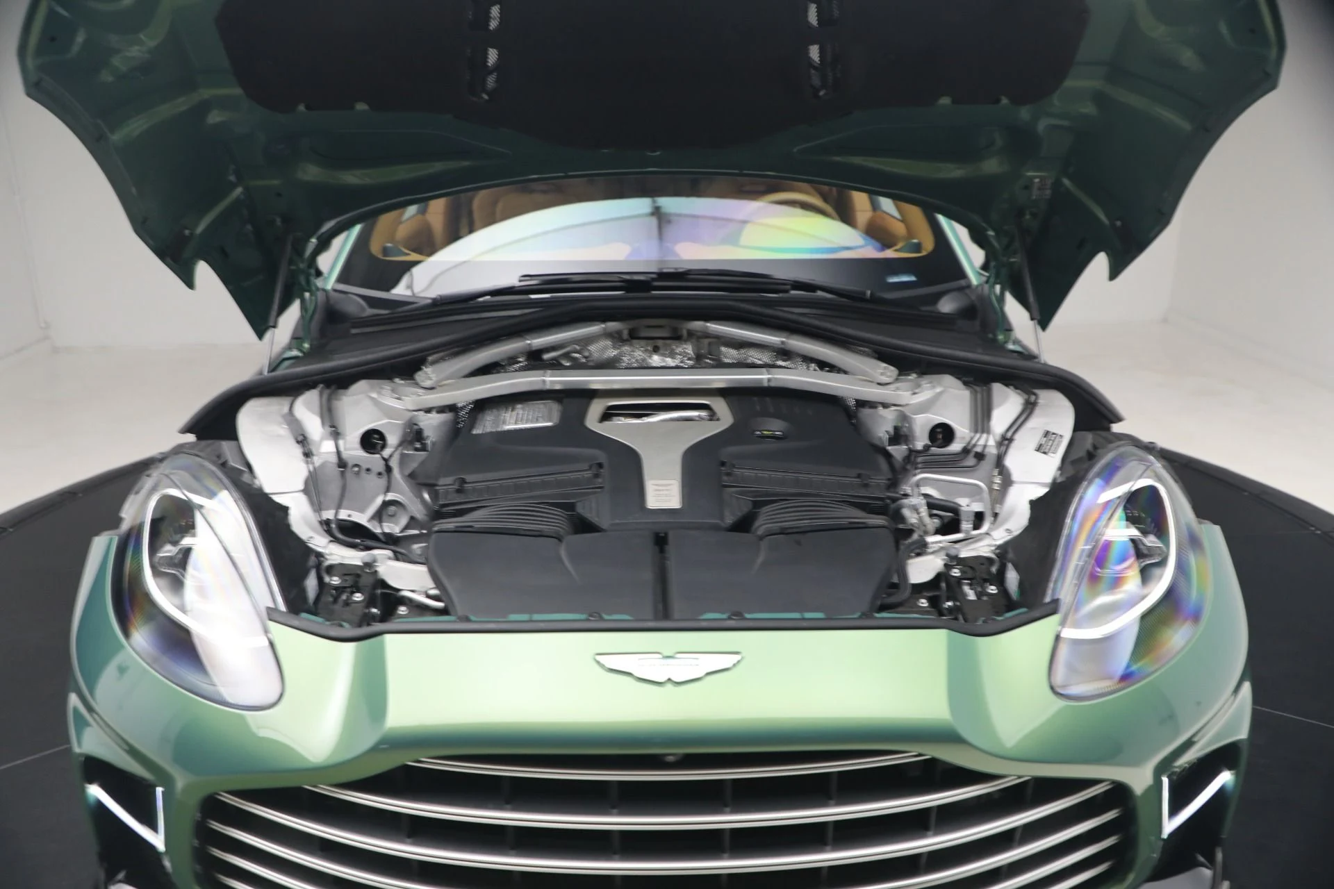 mph041_3341730603_Used_2025_Aston_Martin_DBX_707_1777039966_bbdcd146cc