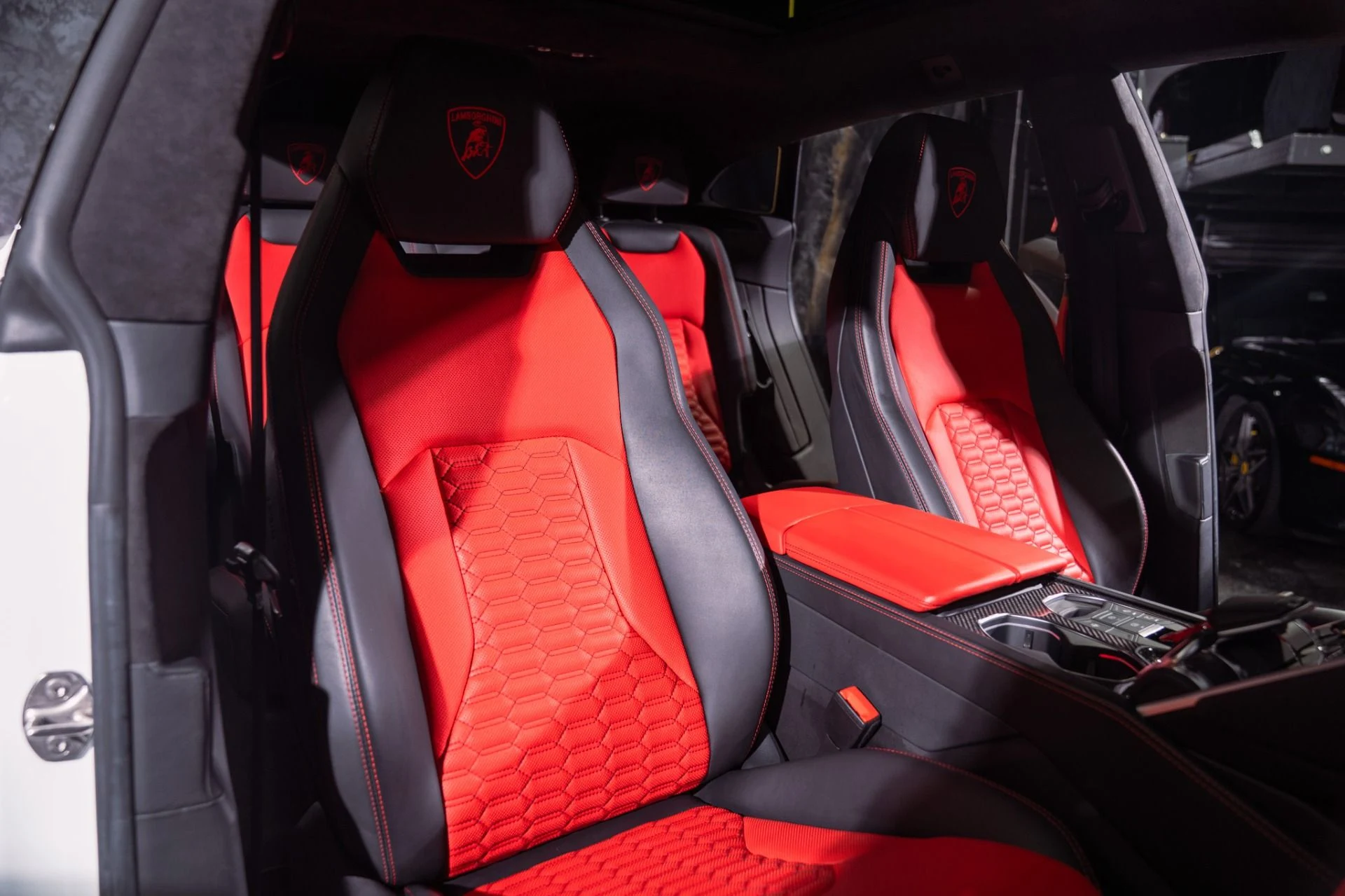 mph041_3362915860_Used_2022_Lamborghini_Urus_Full_Carbon_Interior_Package_1792253848_b426411ef1