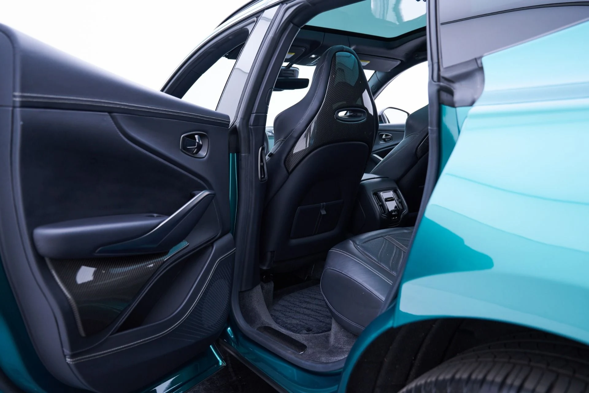 mph041_3369120409_Used_2024_Aston_Martin_DBX_707_1793218303_acbf63475f
