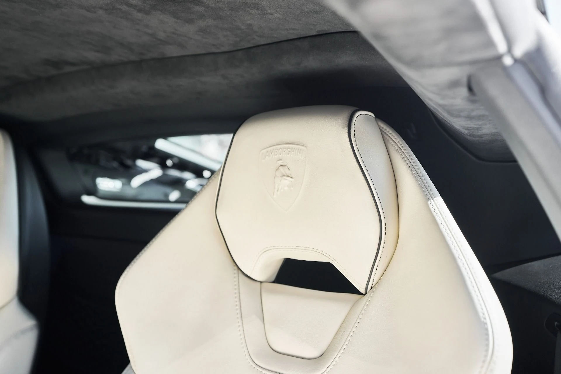 mph041_3377598923_Used_2022_Lamborghini_Huracan_EVO_Base_1761947395_18551c0e85