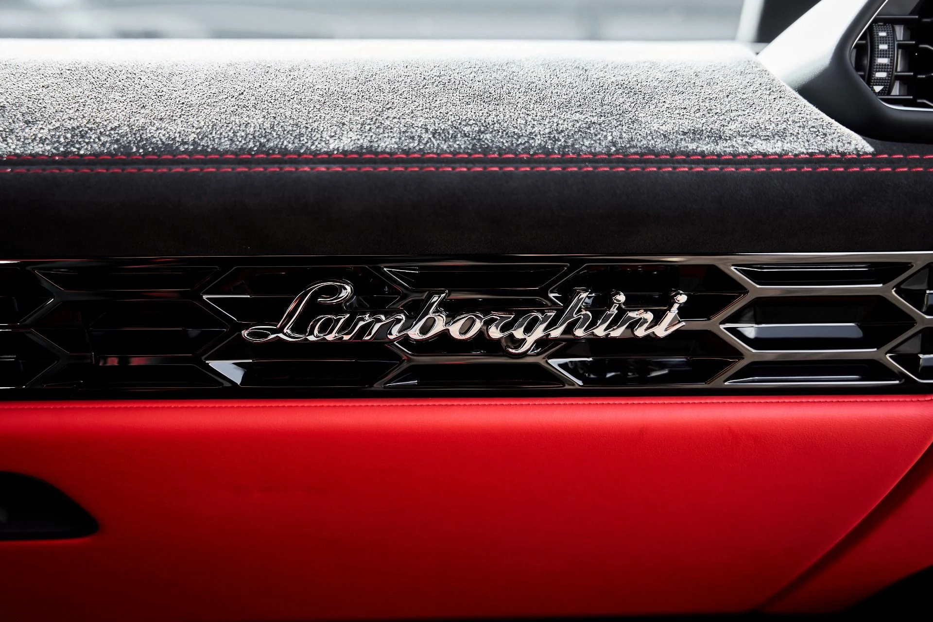 mph041_3377636104_Used_2023_Lamborghini_Huracan_1778117633_9c8b74a316
