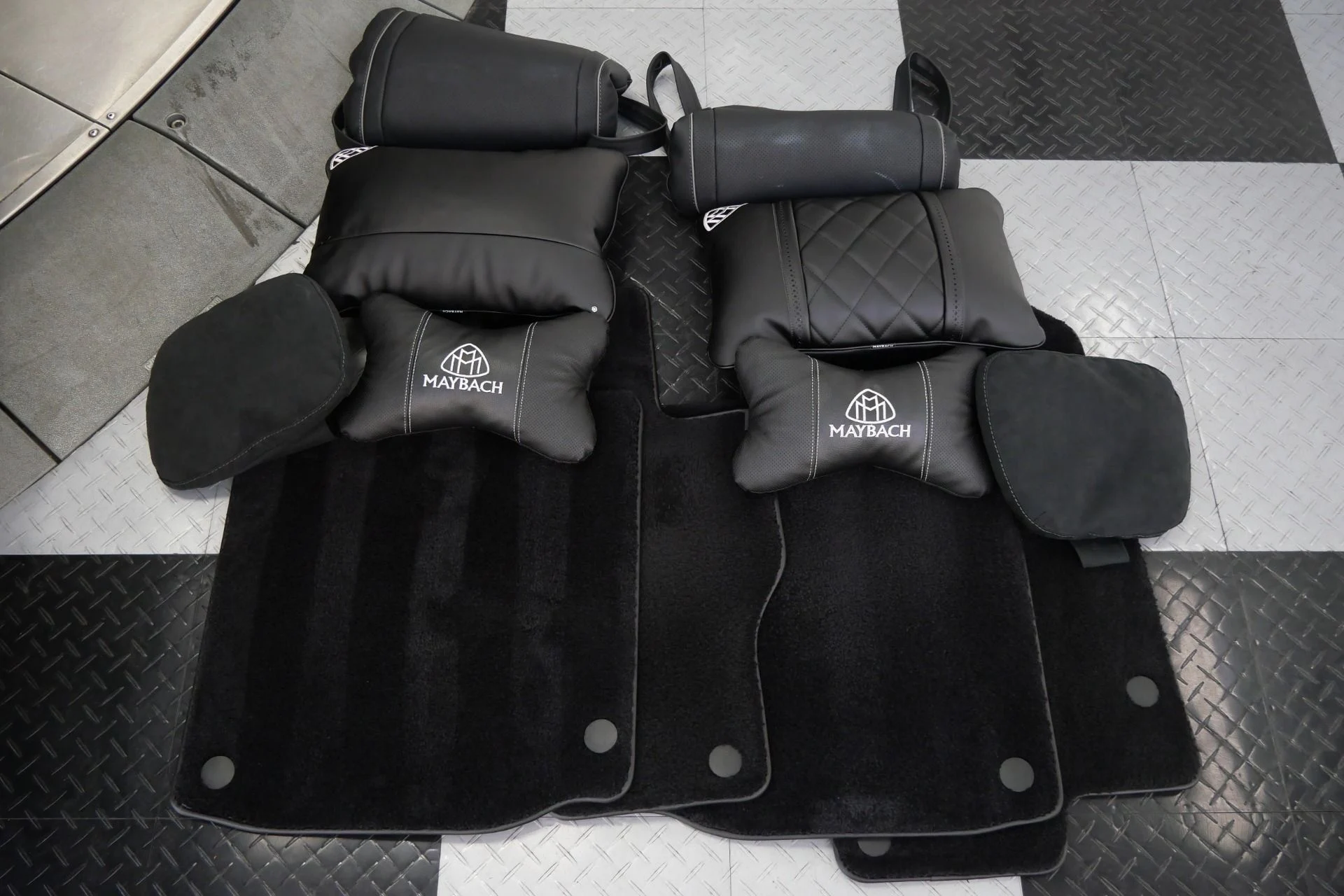 mph041_3445824359_Used_2023_Mercedes_Benz_Maybach_GLS_600_4_MATIC_4_Seat_Configuration_Rear_Refrigerator_1787325899_f3f7137255