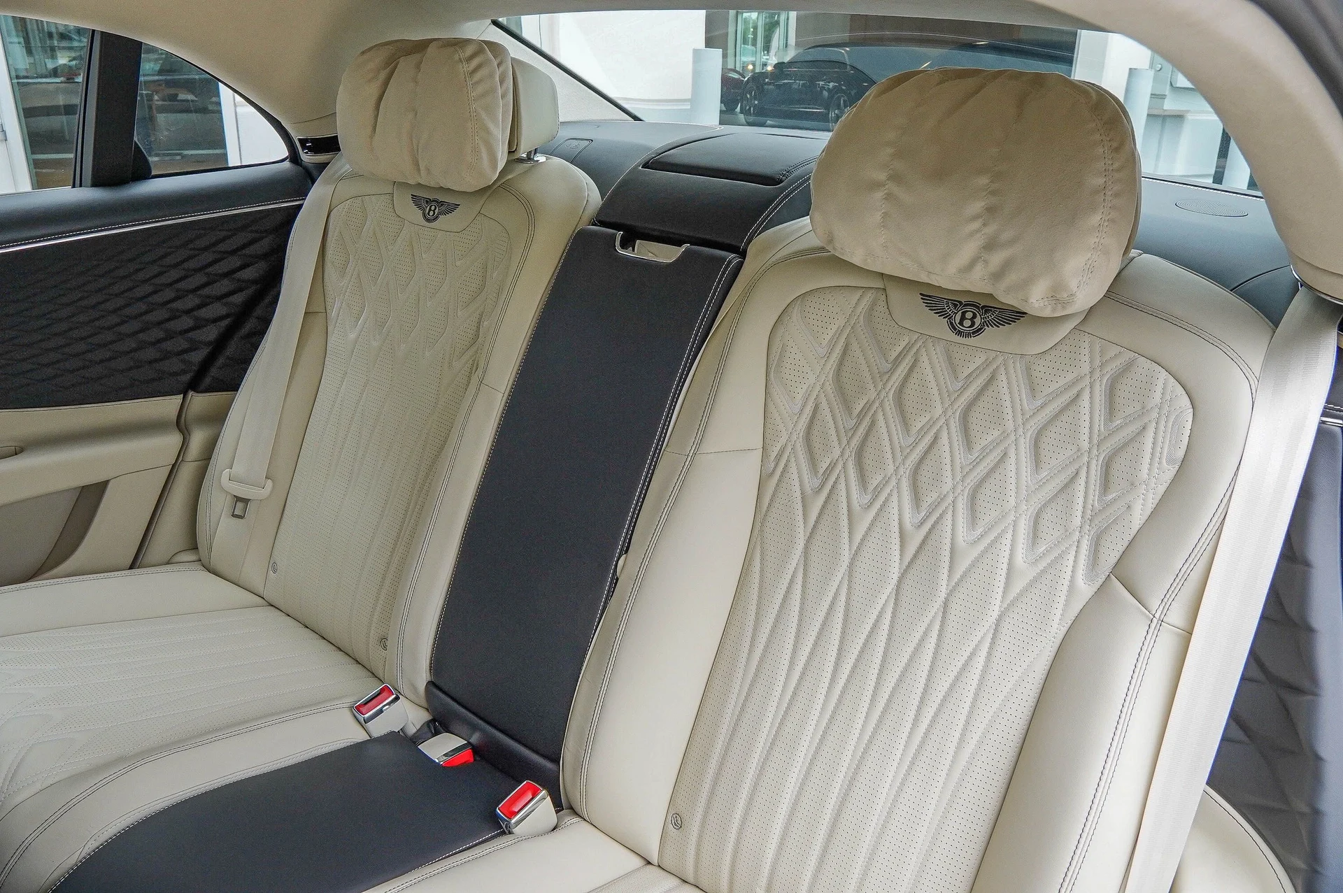 mph041_3463868567_Hi_Tech_Luxury_Imports_LLC_SCBBP_6_ZG_5_TC_026011_image_41_1e6fd2c9ba