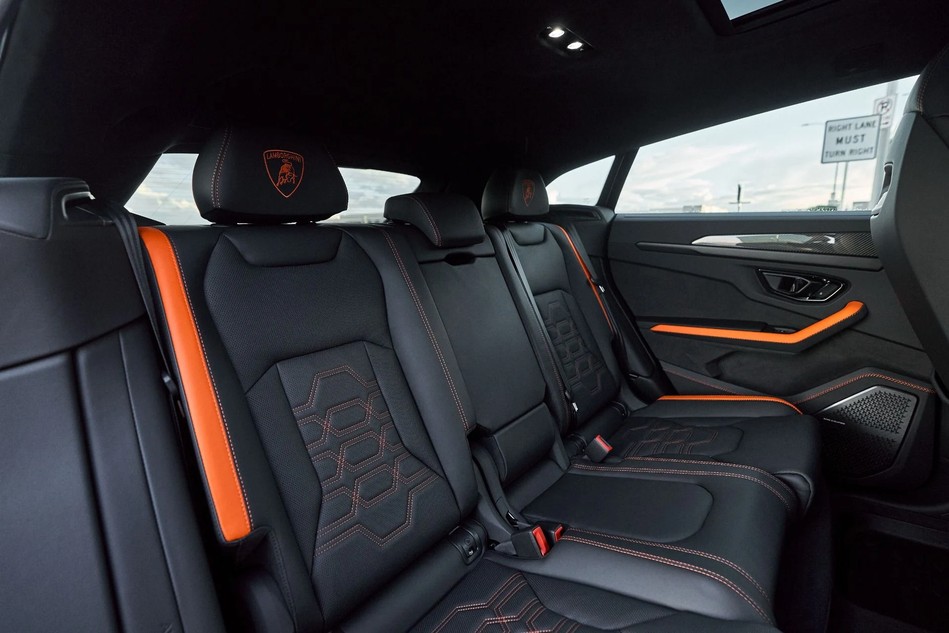 mph041_3479396317_Used_2025_Lamborghini_Urus_SE_1763605011_1b5a68ee23