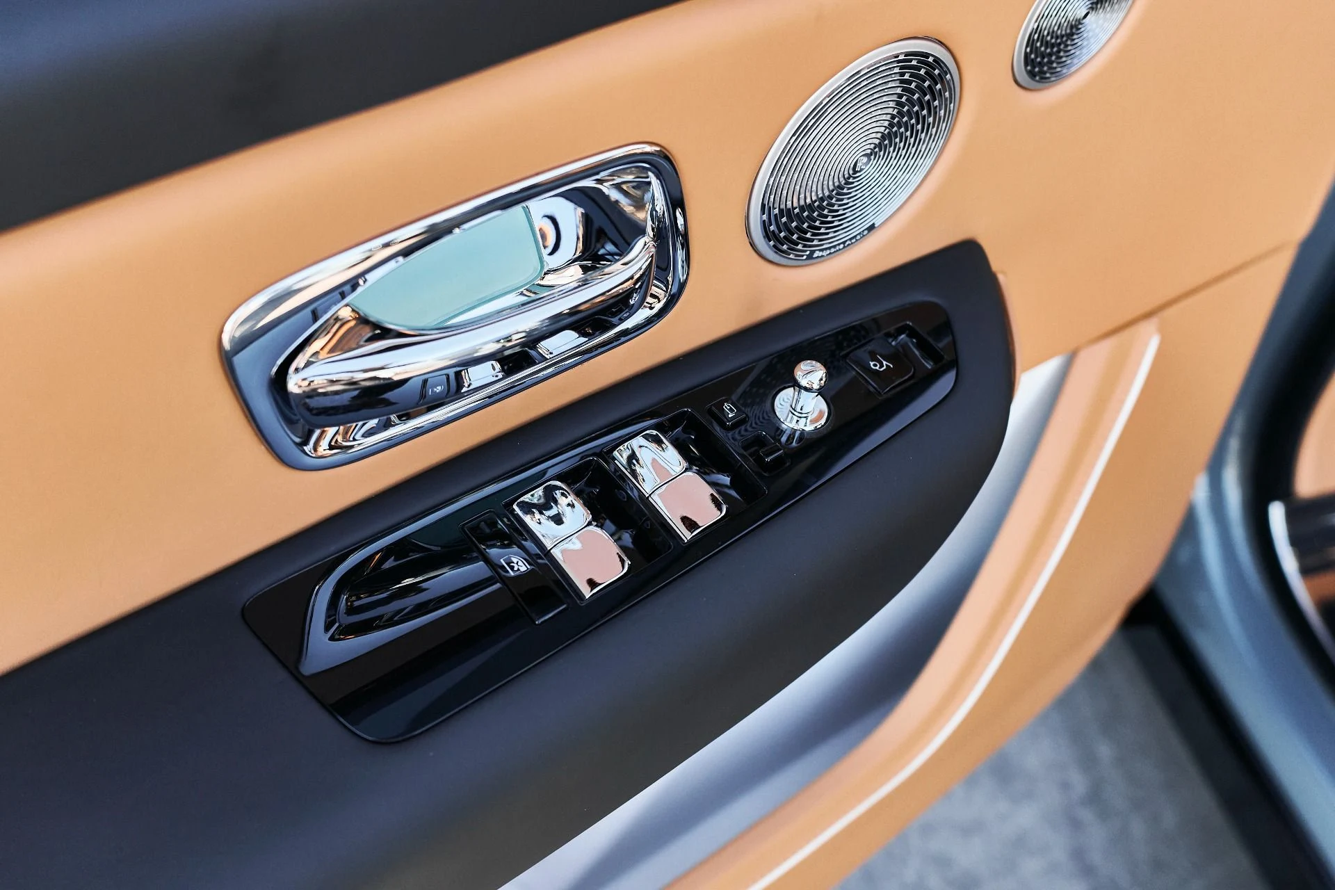 mph041_3504028850_Used_2025_Rolls_Royce_Cullinan_Base_1766020407_aecc734c7e