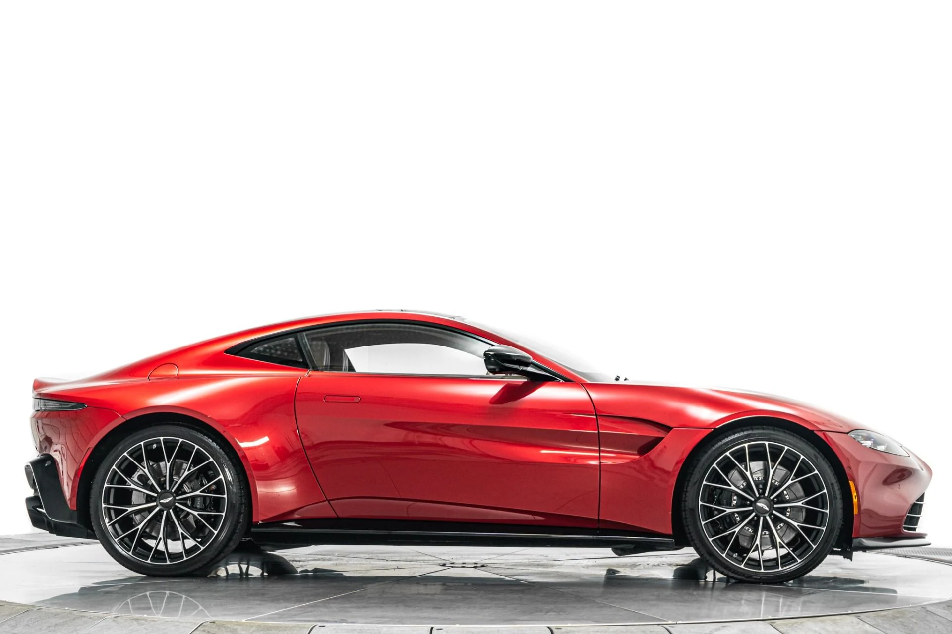 mph041_3504102130_Used_2023_Aston_Martin_Vantage_V8_Diamond_Turned_Wheels_Black_Packs_Contrast_Stitching_1783518748_5e29c75ba1