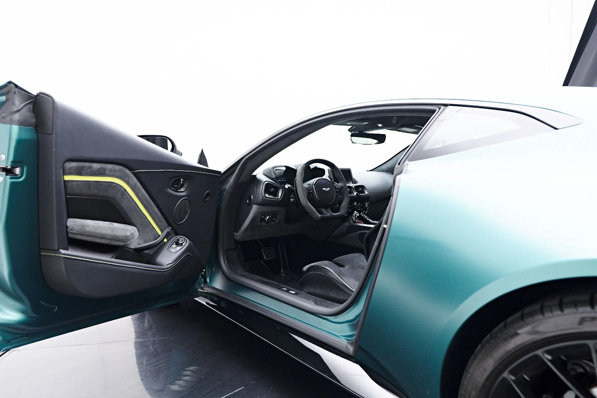mph041_3562745002_Used_2023_Aston_Martin_Vantage_F1_Edition_1755655659_236e1b444e