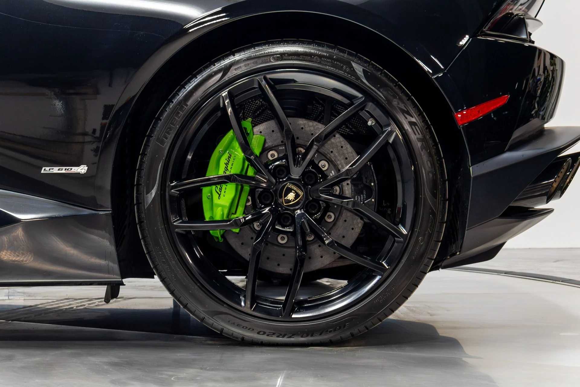 mph041_3563720769_Used_2017_Lamborghini_Huracan_1775865662_dcecb9ccaa