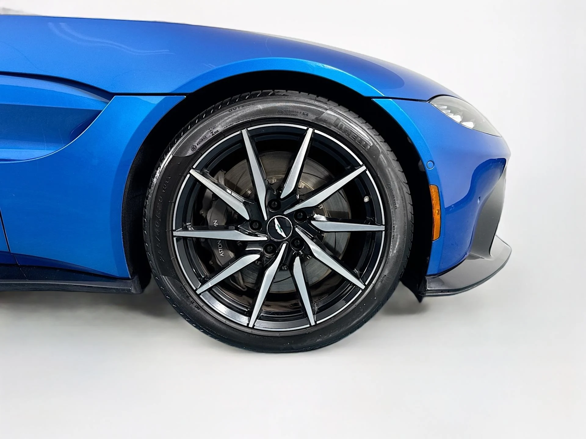 mph041_3588374847_Used_2019_Aston_Martin_Vantage_1784071686_76ada58a12