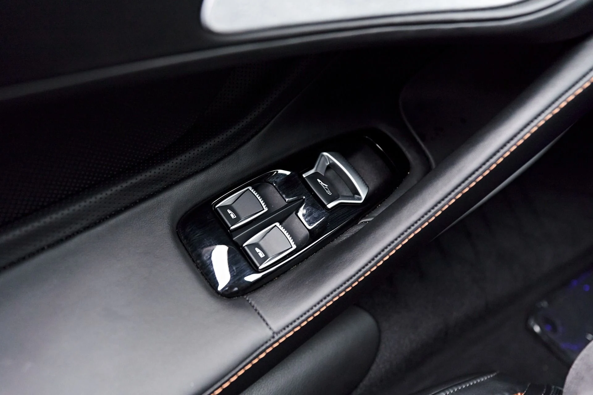 mph041_3608261467_Used_2023_Mc_Laren_GT_Base_1712094494_2c8f939746